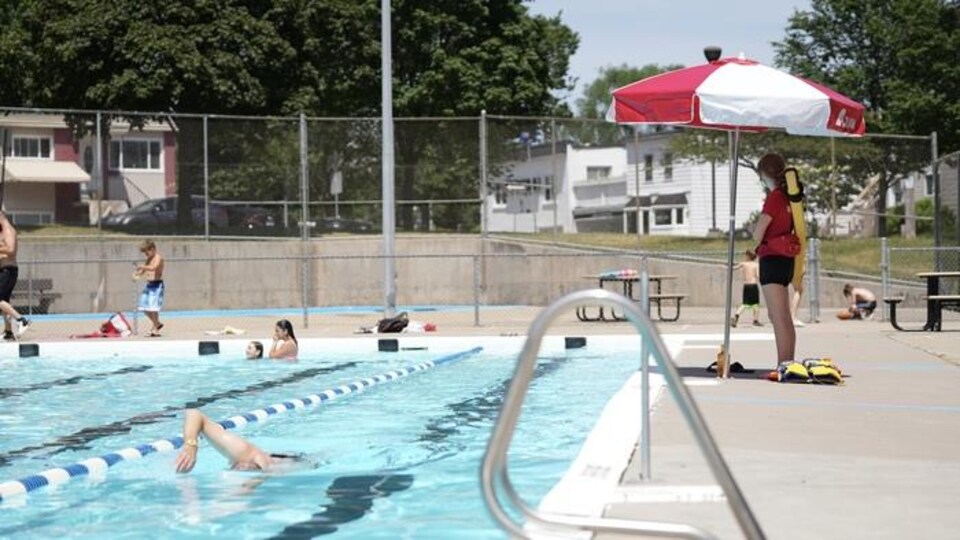 Une sauveteuse supervise a baignade d'enfants à Gatineau.