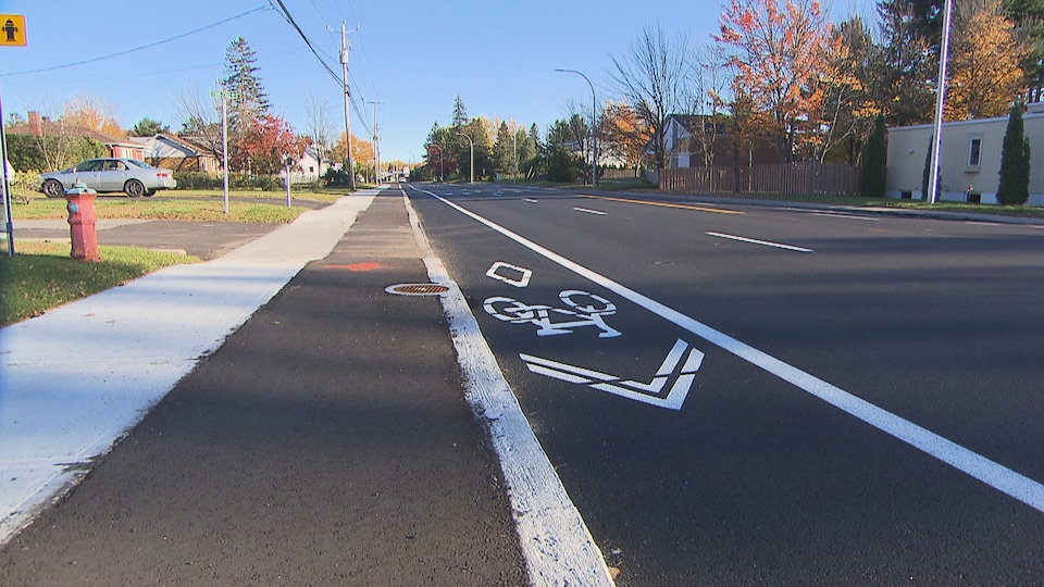 Une nouvelle piste cyclable à côté d'une piste cyclable controversée RadioCanada.ca