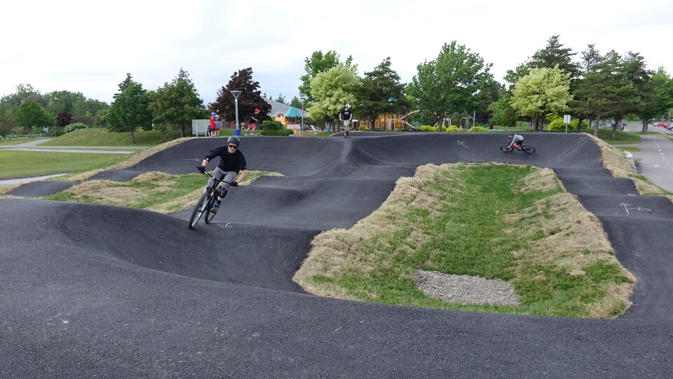 Un cycliste profite de la piste à rouleaux du parc Beauséjour.