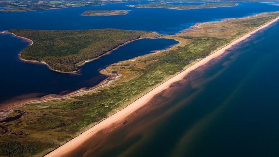Une photo aérienne des dunes de sable de Pituamkek.