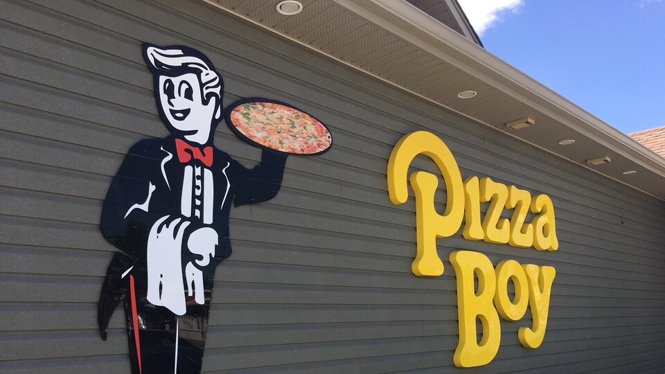 L'enseigne de Pizza Boy à Grand-Sault, dans le nord-ouest du Nouveau-Brunswick. 