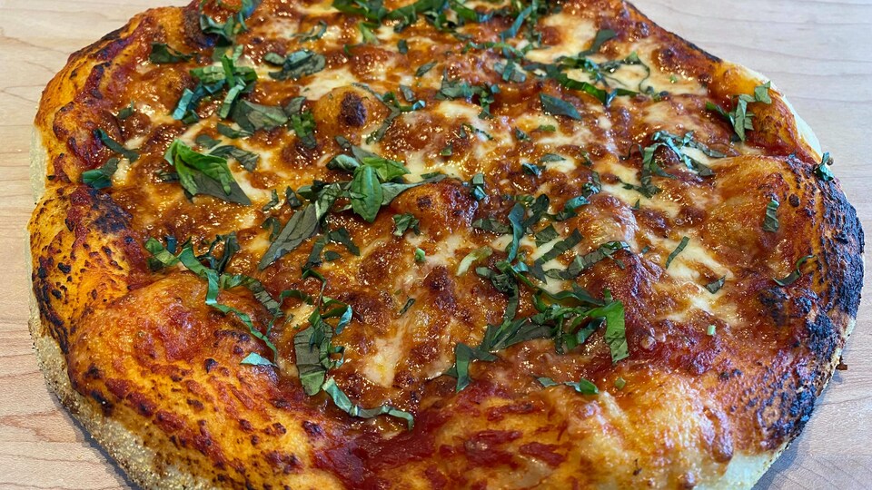 Une pizza maison sur un comptoir.