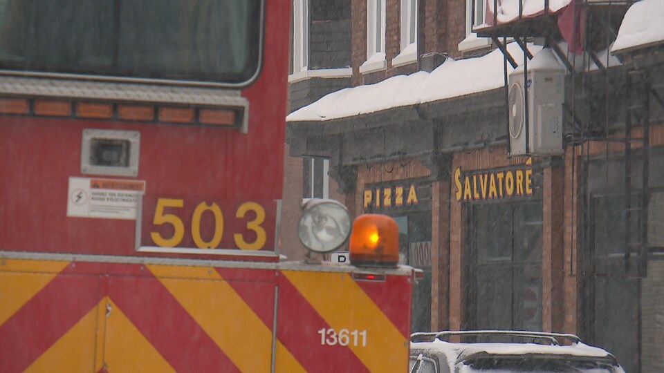 Un camion de pompiers devant le restaurant.
