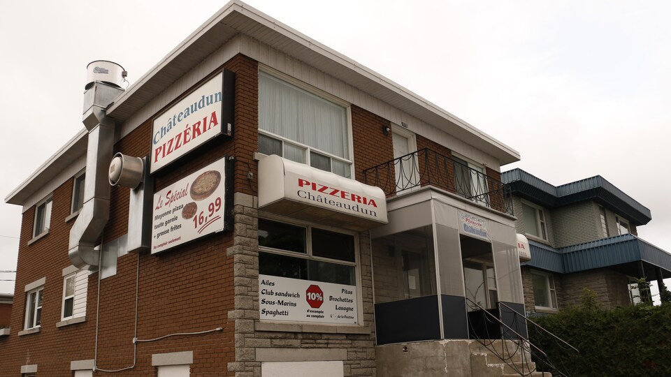 La pizzéria Châteaudun, sur le boulevard des Récollets à Trois-Rivières, a fermé ses portes temporairement.