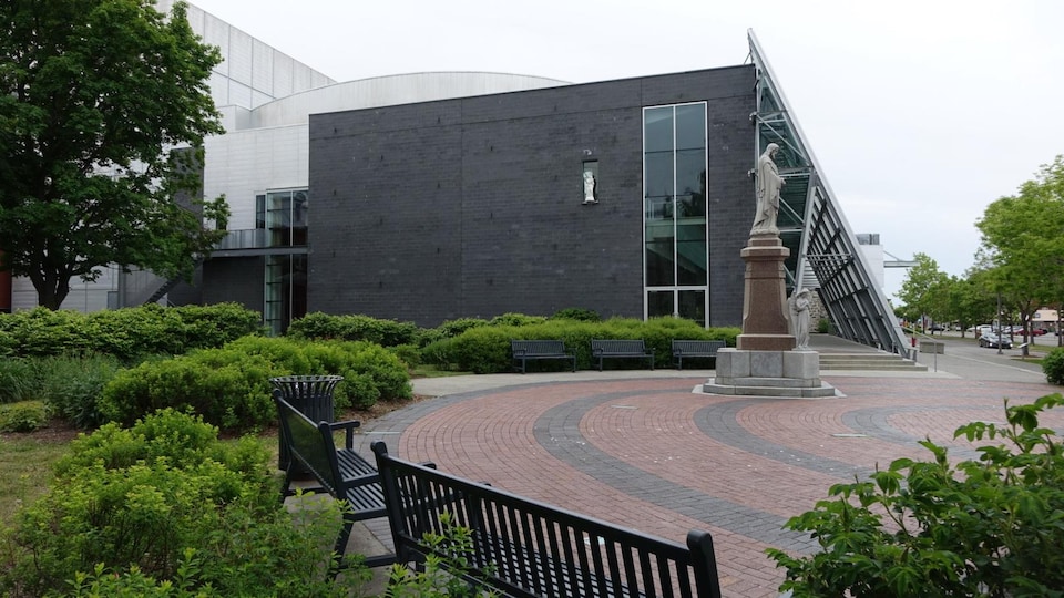 Un parc enserré par des bâtiment su centre-ville de Rimouski