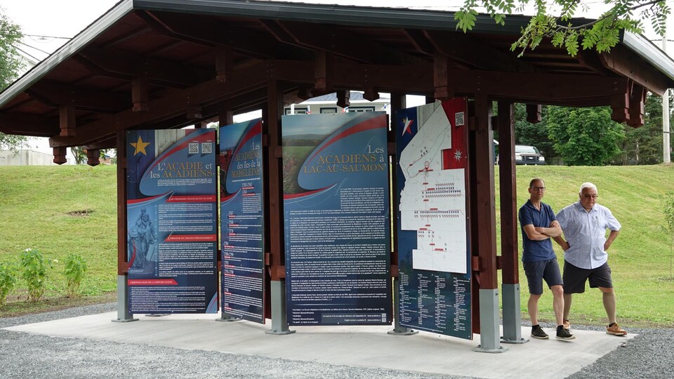 Des panneaux explicatifs protégés par un petit pavillon.