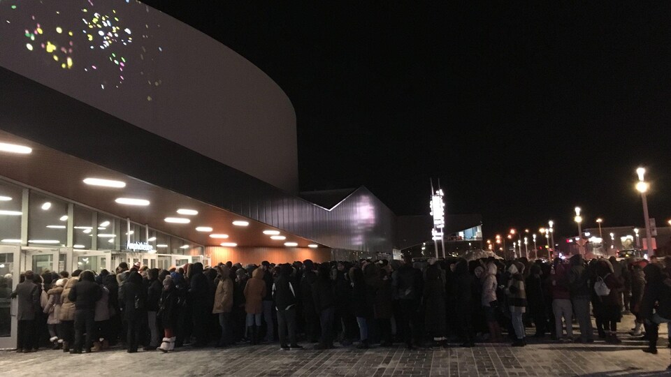 Une foule massée devant l'entrée de la Place Bell.