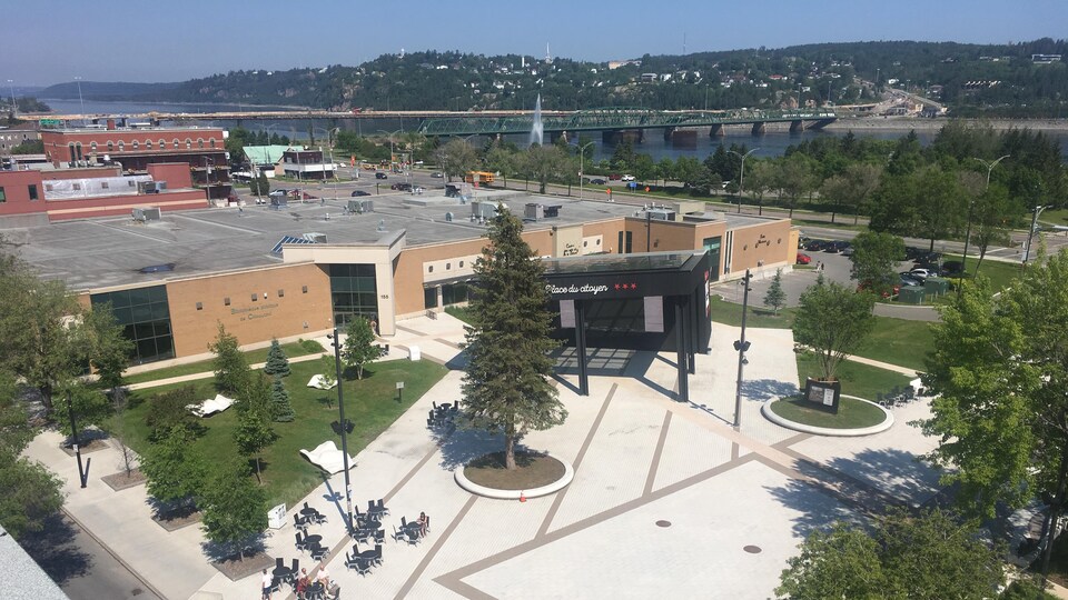 La Place du citoyen, de Chicoutimi, se dresse sous un ciel bleu.