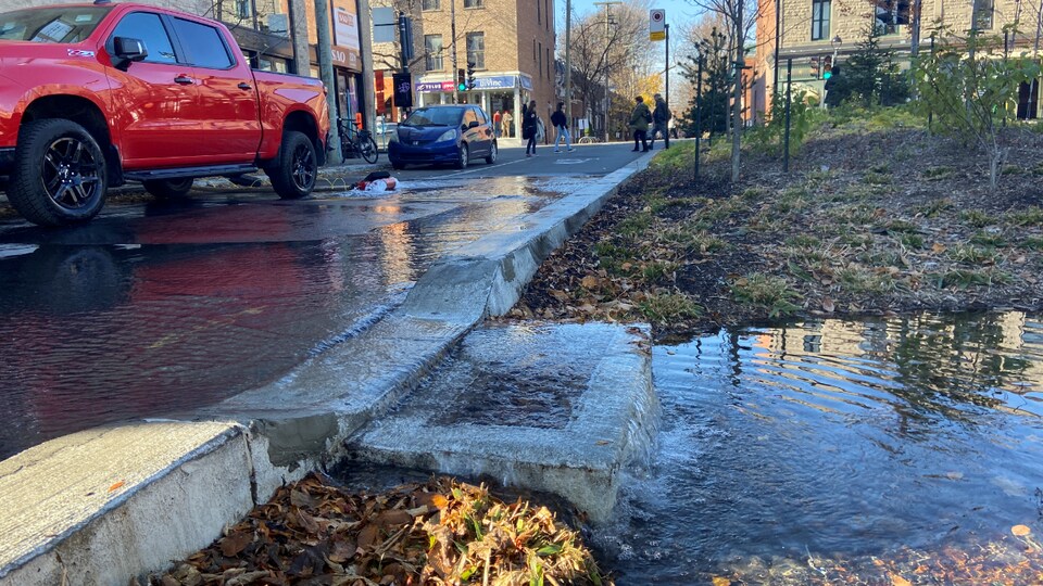 Débordement d'eau sur un trottoir.