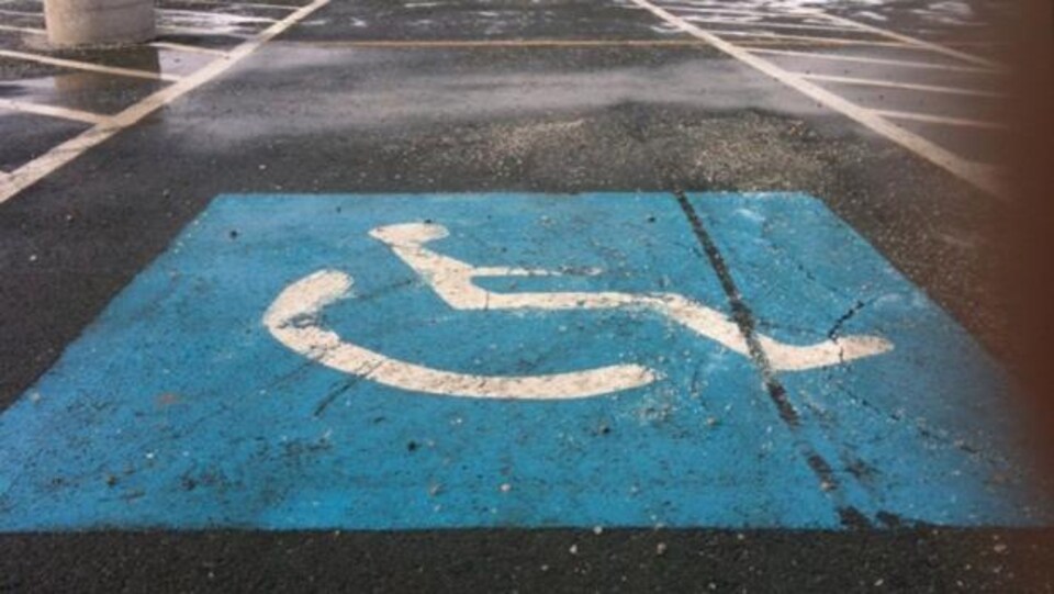 le logo qui se trouve sur place pour personnes handicapées