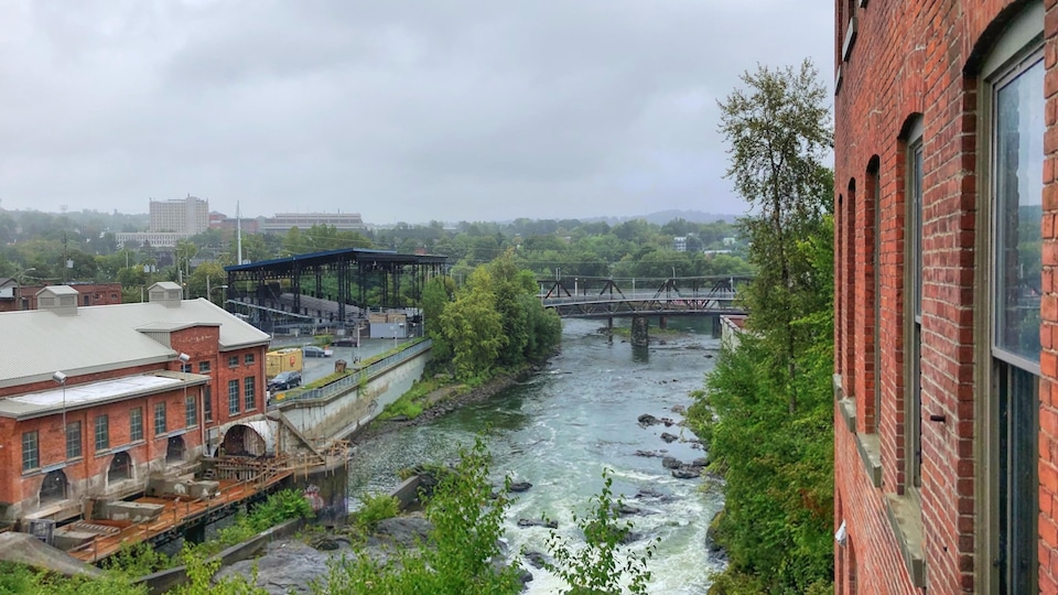 la rivière Saint-François avec, à gauche, la place Nikitotek