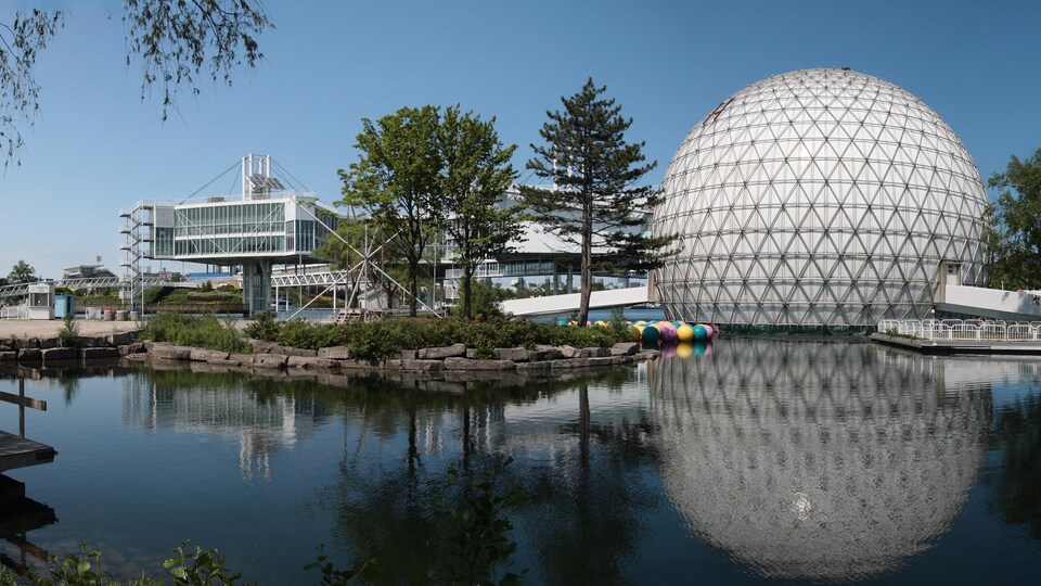 Un des bâtiments de la place de l'Ontario.