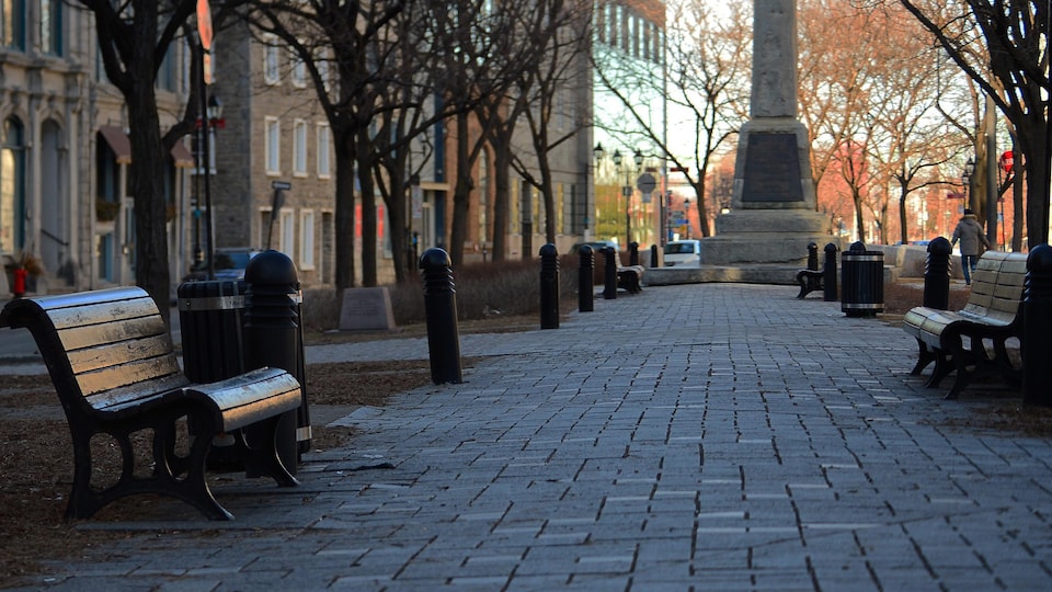 Une place publique déserte du Vieux-Montréal