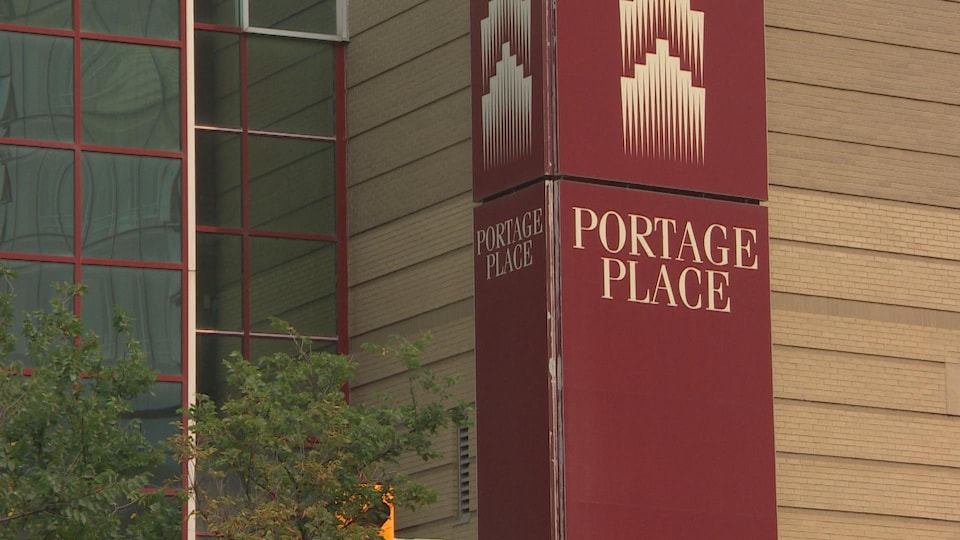 Une affiche rouge indiquant Portage Place.