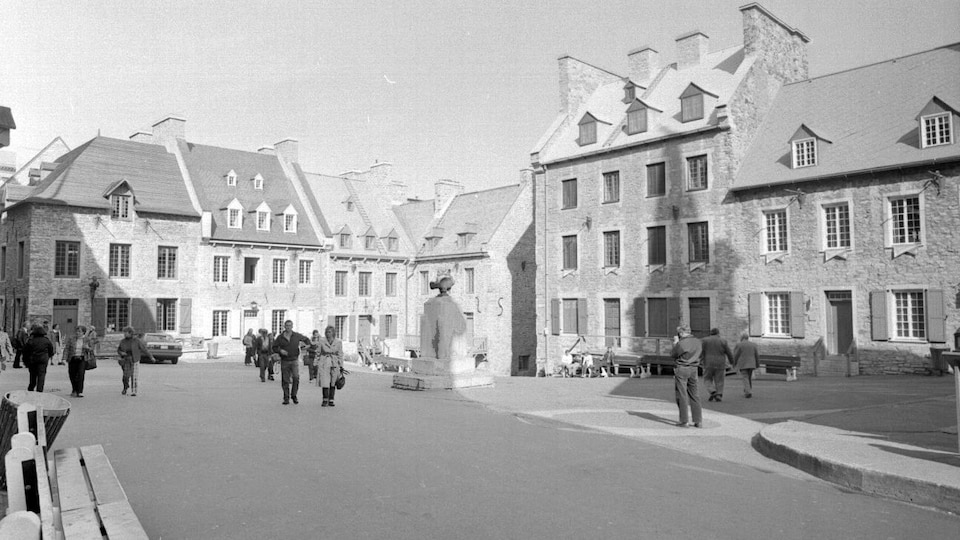 Place-Royale durant une journée d'automne, avec quelques touristes en vadrouille, en 1984, alors qu'elle ne fait toujours pas l'unanimité après sa reconstruction.