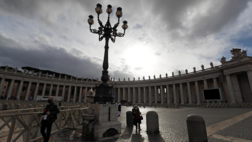 La place Saint-Pierre presque déserte le jour de Noël, au Vatican.