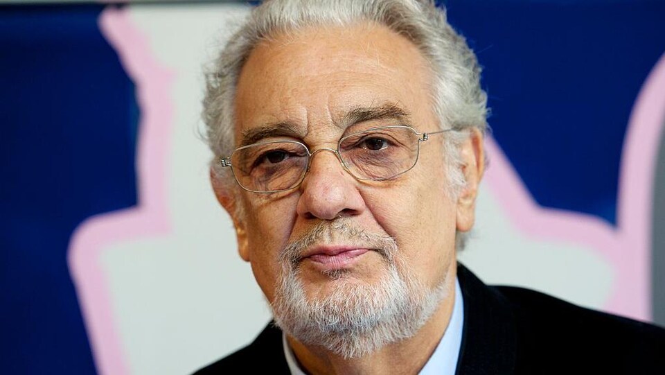 Plácido Domingo porte des lunettes.