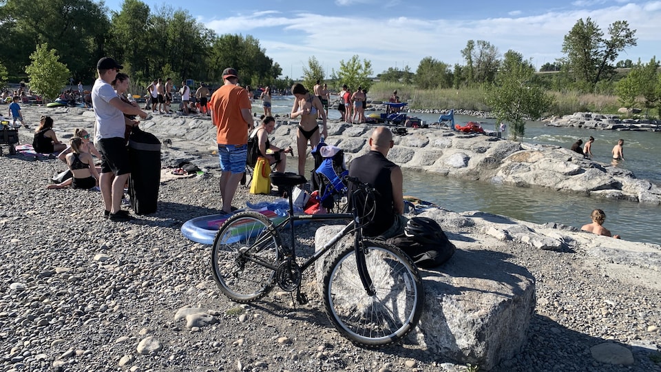 Des personnes dans l'eau à Calgary.