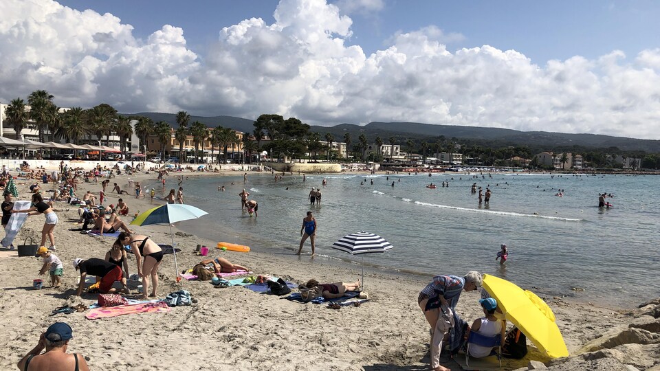 Journée à la plage par un ciel nuageux.