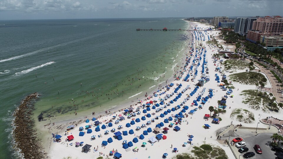Image de drone de nombreuses personnes sur la plage de Clearwater, en Floride.