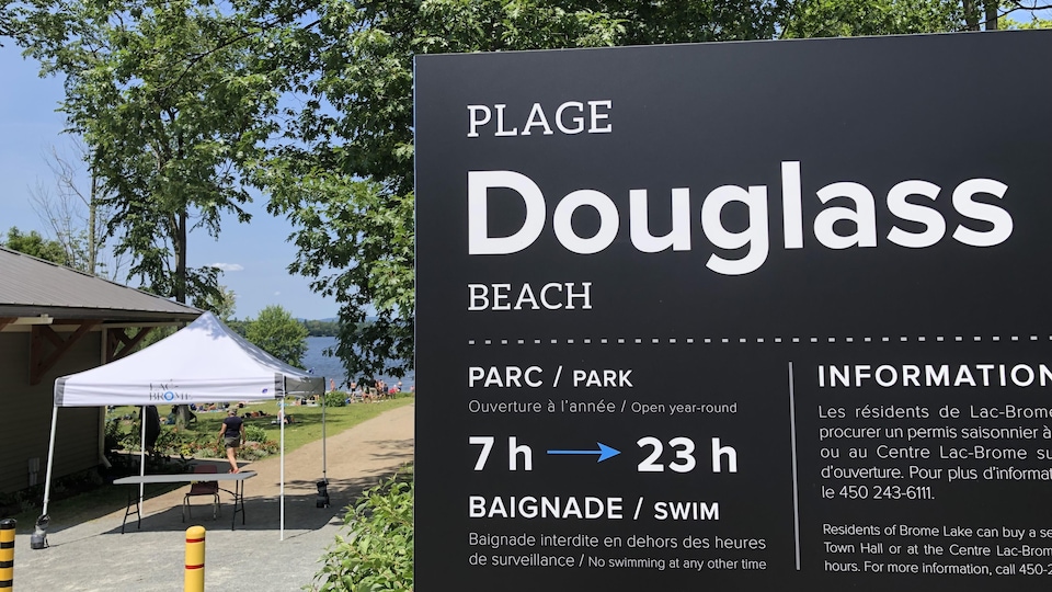 Une affiche où les informations de la plage Douglass sont inscrites. 