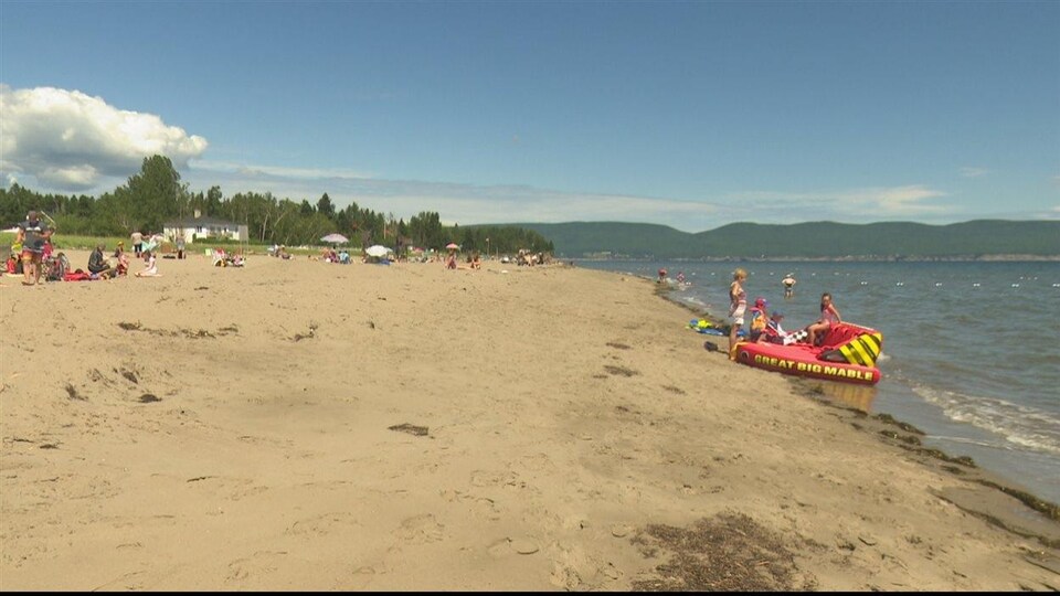De nombreuses personnes se baignent à la plage Haldimad, à Gaspé.