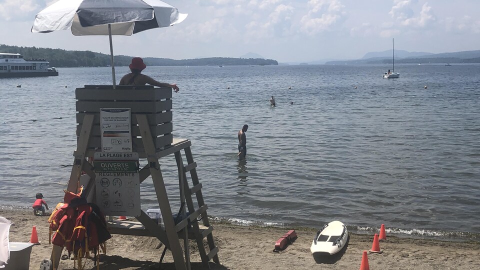 Un maître nageur surveille la plage de Magog.