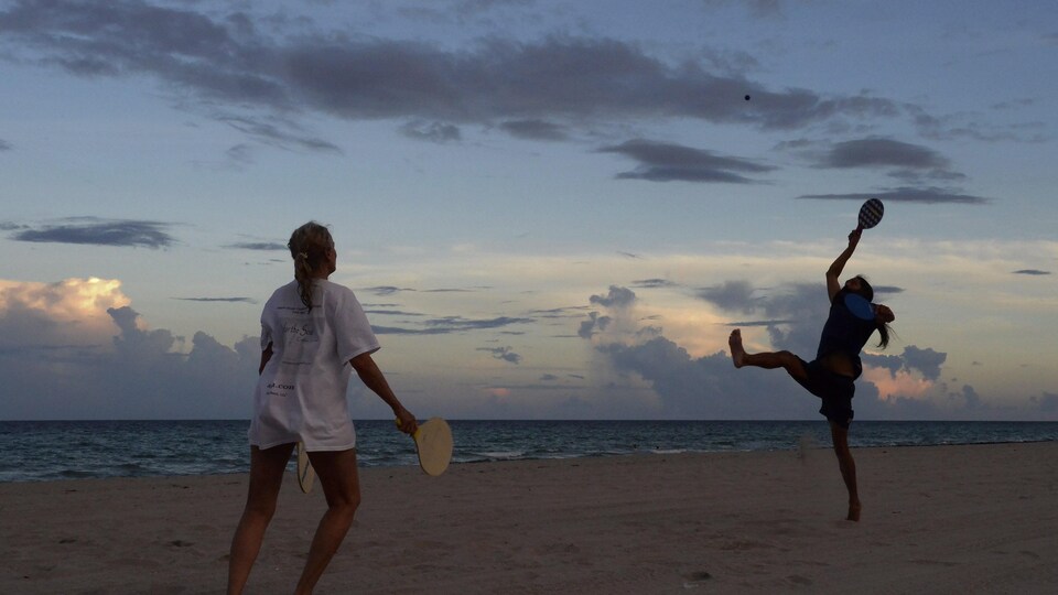 Un couple profite de la plage et du coucher de soleil sur une plage d'Hollywood, en Floride, le jeudi 7 septembre 2017, quelques jours avant l'arrivée prévue d'Irma sur les côtes de l'État.
