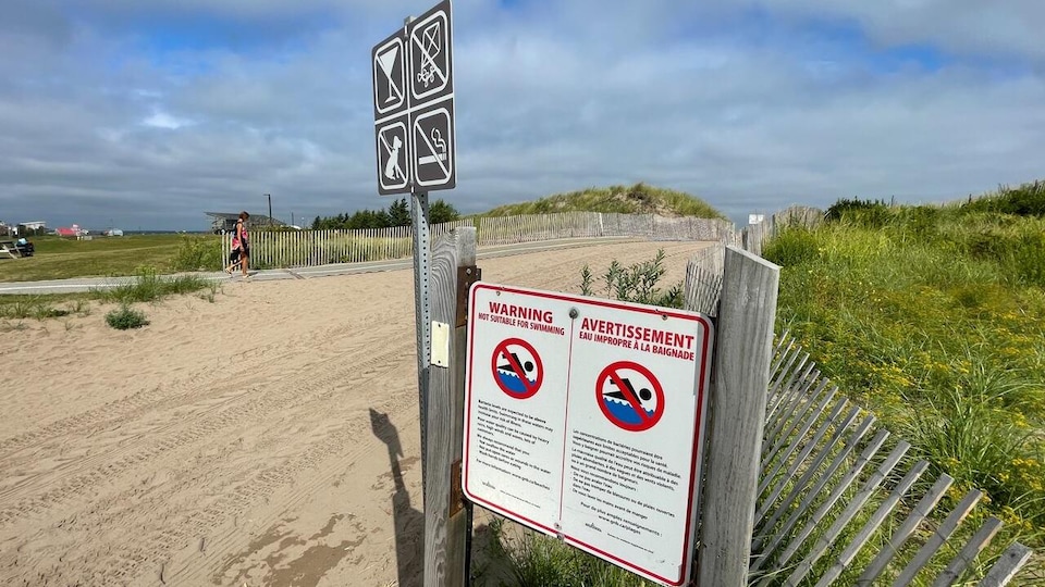 L'entrée de la plage Parlee. Une pancarte indique un avertissement de bactérie dans l'eau.