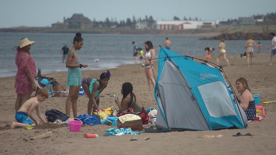 Des gens à la plage.