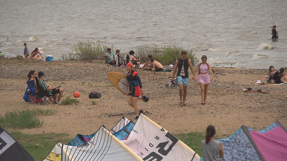 Une plage bondée de gens.