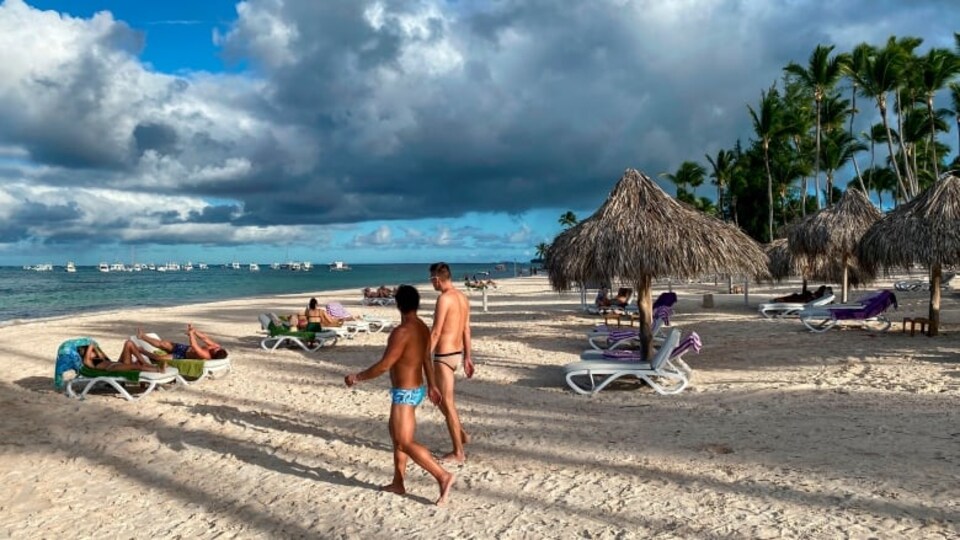 Des touristes se trouvent sur une plage.