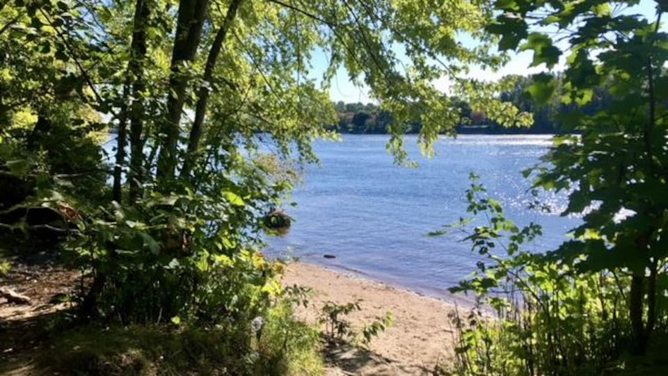Une plage le long de la rivière Saint-Maurice, accessible par le boisé des Estacades