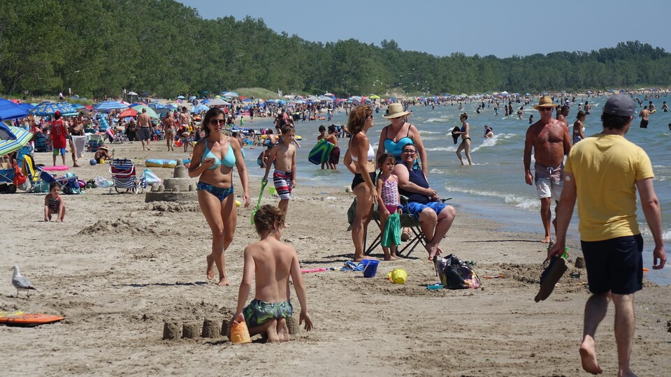 De nombreuses personnes sur la plage.