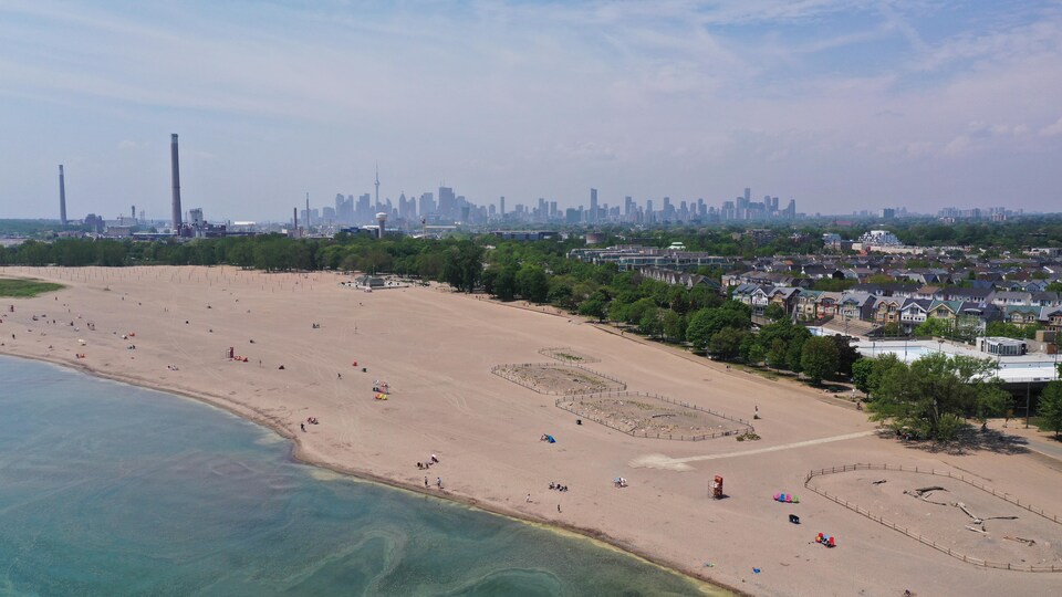Le lac Ontario, une plage et Toronto en arrière-plan.