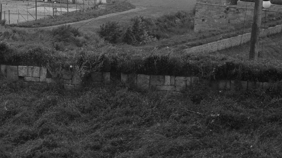Des pierres instables, une végétation envahissante... les fortifications de 1929 étaient dans un triste état.