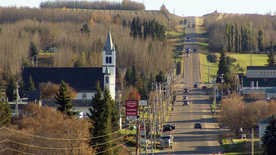 Le hameau de Plamondon compte environ 350 habitants. Il a été fondé en 1905 par Joseph Plamondon, un francophone.