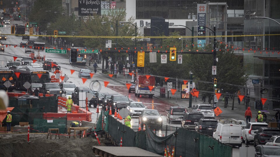 Des travaux et de la circulation le long du corridor Broadway, à Vancouver, le 9 juin 2022.