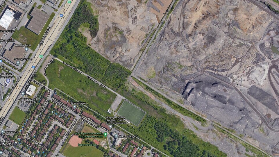 La nouvelle école secondaire serait construite au nord-ouest du terrain de soccer, à environ 130 mètres de la carrière.