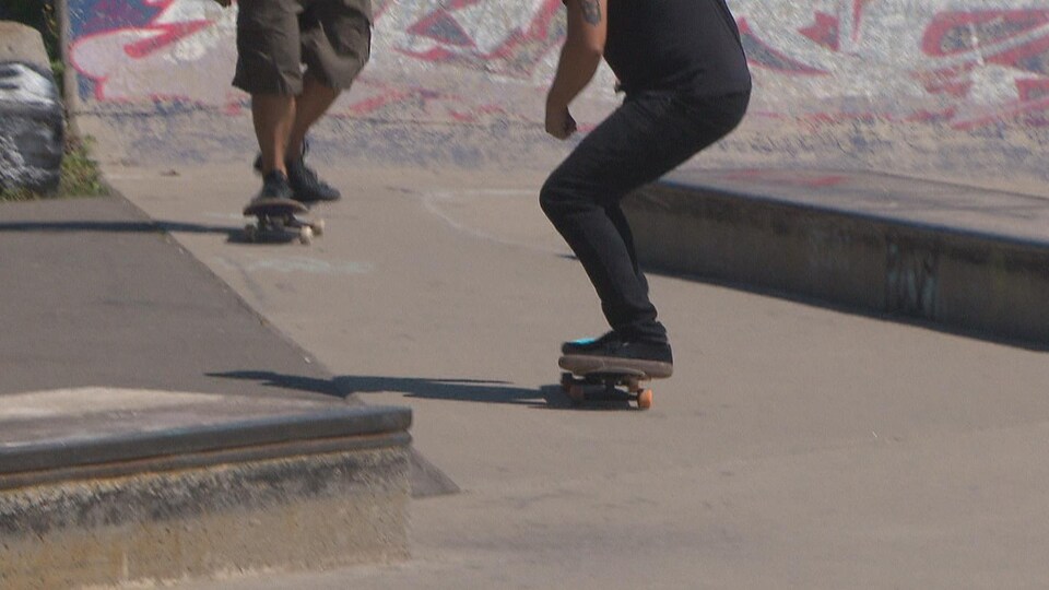 Des adeptes s'adonnent à leur activité préférée dans un parc public de planche à roulettes.