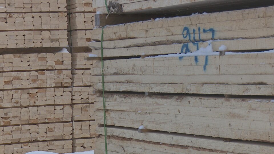 Des planches sciées à l'usine de Cap-Chat du Groupe Lebel