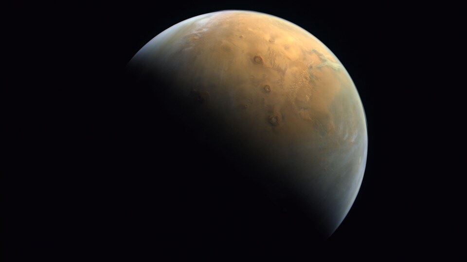 La planète est éclairée à moitié.