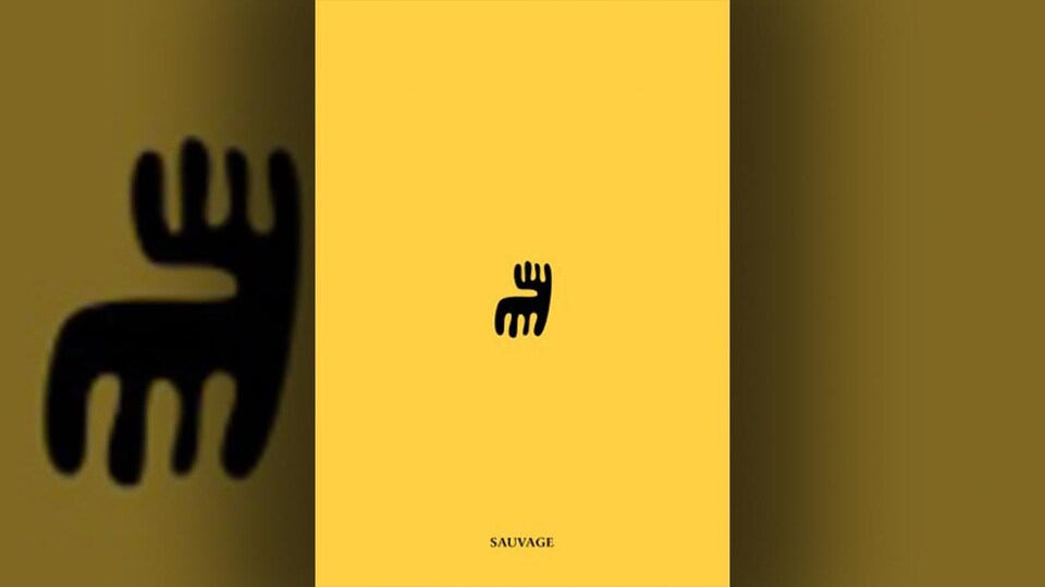 Une forme noire sur la page couverture jaune.