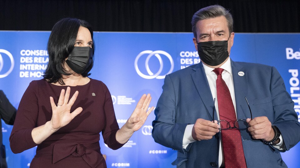 Valérie Plante et Denis Coderre, masqués, sur la scène du Conseil des relations internationales de Montréal (CORIM).