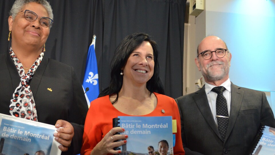 Mme Ollivier, Mme Plante et M. Lamontagne tenant chacun un exemplaire papier du budget.