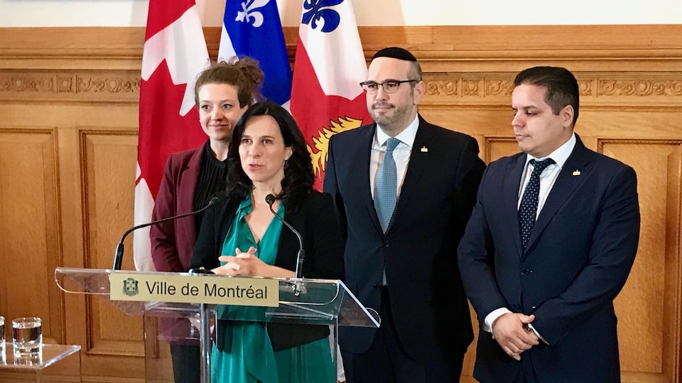 Le point de presse des quatre élus au salon Maisonneuve de l'hôtel de ville de Montréal.