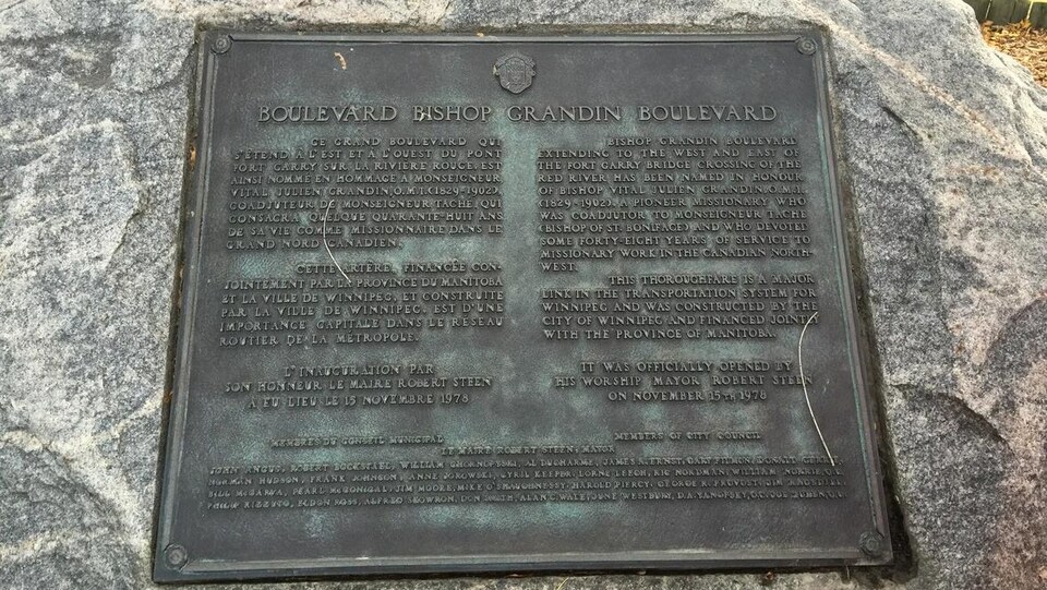 Une plaque de bronze.