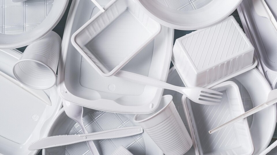 Des contenants et des ustensiles de plastique.