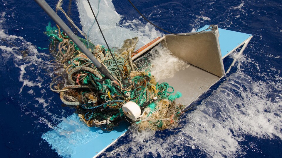 Un filet de pêche et d'autres détritus amassés par une puise lors d'une expédition sur l'océan Pacifique.