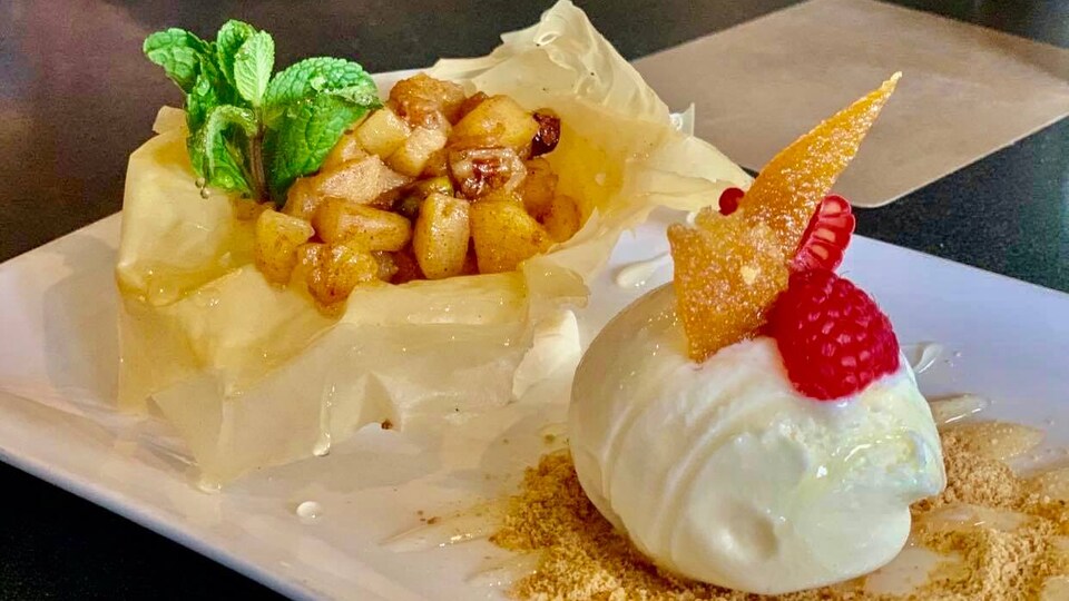 Dessert aux pommes à la grecque avec une boule de glace.